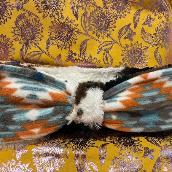 One size fits all usually handmade plush reversible bow tie headwarmer 😻 - Picture 3 of 3